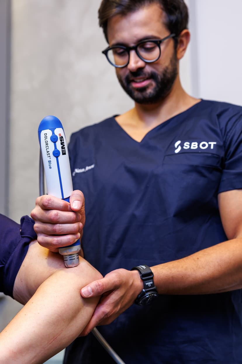 Dr. Natan Arnoni realizando atendimento com ondas de choque em paciente na Pro Esporte